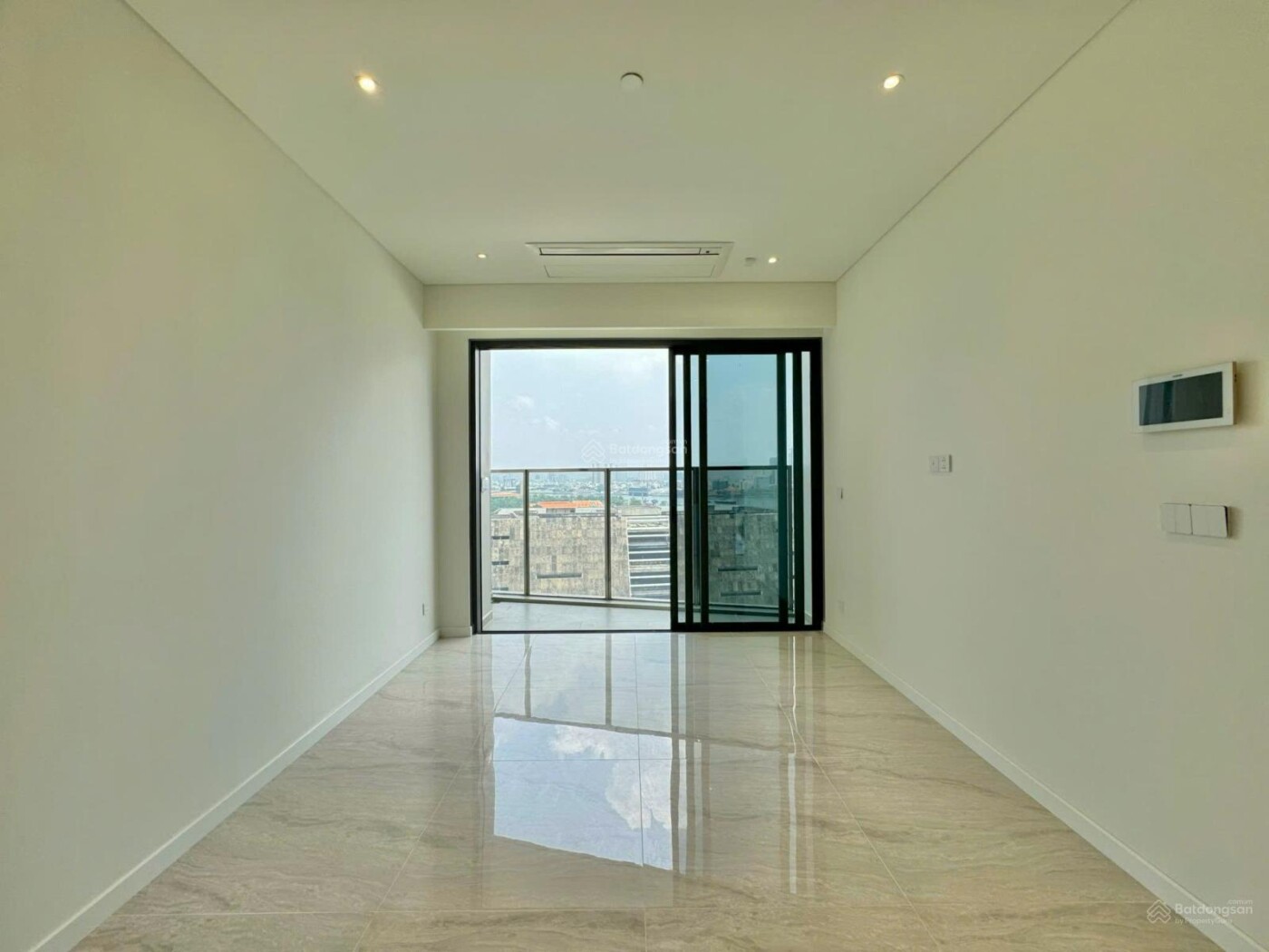 Căn hộ The Opera 2PN 70m2 tầng trung, view ngắm pháo hoa giá bán chỉ 19tỷ